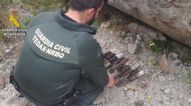 La Guardia Civil destruye varios proyectiles de la Guerra Civil en una sima de Villafranca del Cid