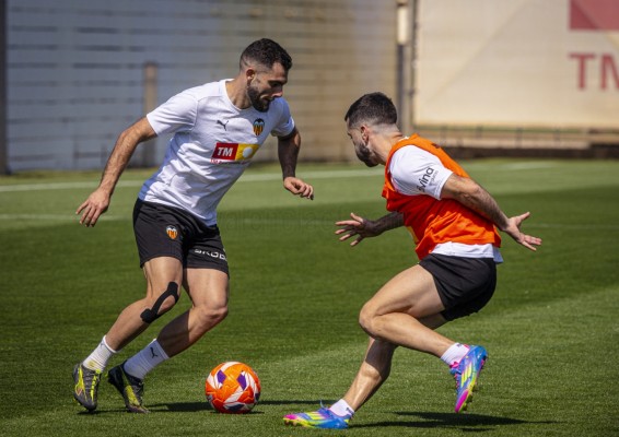 Corberán dosifica a Mosquera en la vuelta al trabajo del Valencia