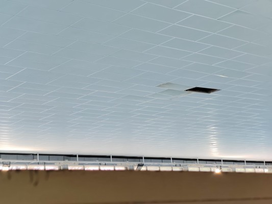 Elche suspende de manera temporal la piscina del Esperanza Lag por el desprendimiento de una placa del techo