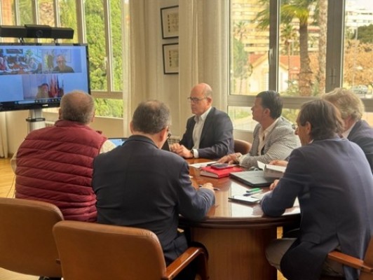 El Consell avala la descontaminación en los antiguos depósitos del Puerto con los nuevos silos en el aire
