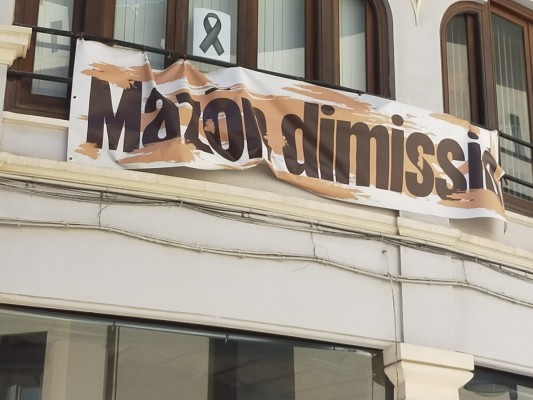 El Ayuntamiento de València multa a Compromís por colgar la lona de ''Mazón dimissió'' en zona protegida