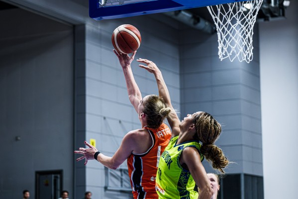 Valencia Basket se reivindica en la Euroliga con un triple de Iagupova sobre la bocina