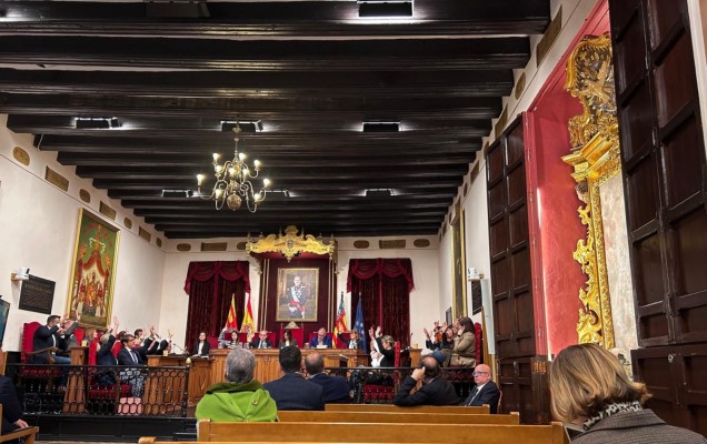 PSOE y PP siguen a la gresca en Elche por la compra de sillas para el salón de plenos