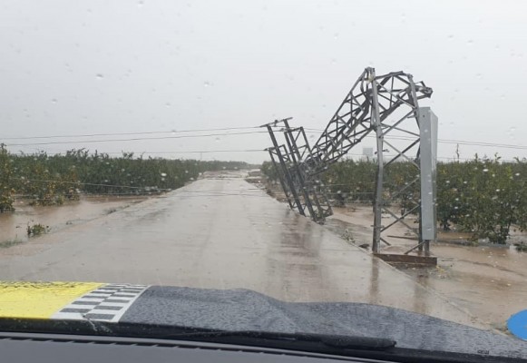 Un tornado golpea la zona industrial de Carlet y colapsa torres de luz y tejados de empresas