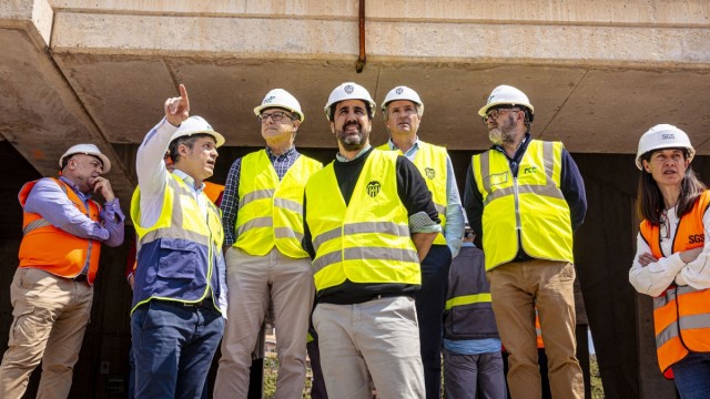 Representantes de la Generalitat Valenciana visitan las obras del Nou Mestalla