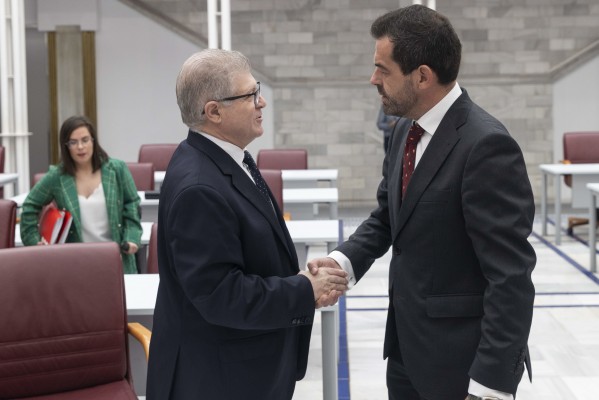 PP y Vox se reprochan mutuamente sus alianzas con la izquierda en la Asamblea