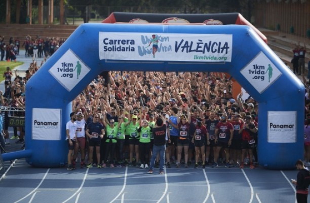 València se vuelca con los afectados por la dana: 2.000 corredores y 180 damnificados cruzan juntos la meta de la solidaridad 