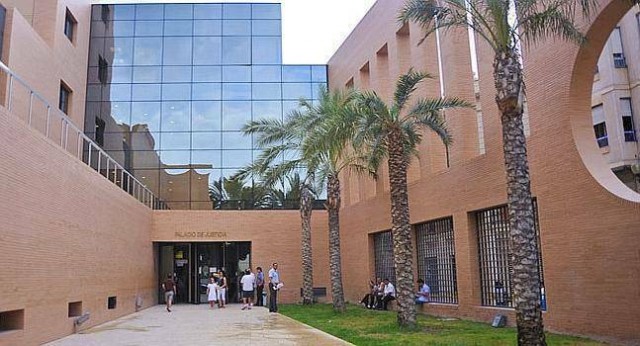 Orihuela licita la compra de dos solares de la calle Santa Cruz para ampliar los juzgados por 27.400 euros