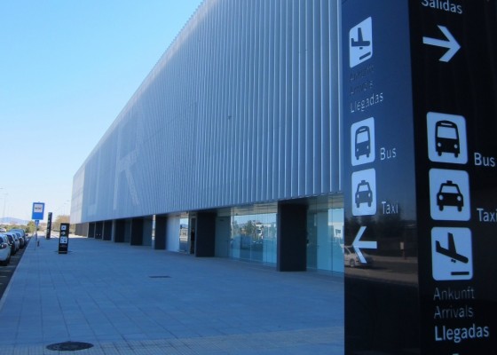 Hasta 20 destinos de 7 países: el aeropuerto de Corvera estrena la temporada alta con nuevos vuelos