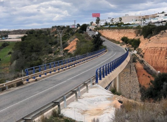 Orihuela licita la redacción de la pasarela ciclopeatonal sobre la AP-7 en la costa