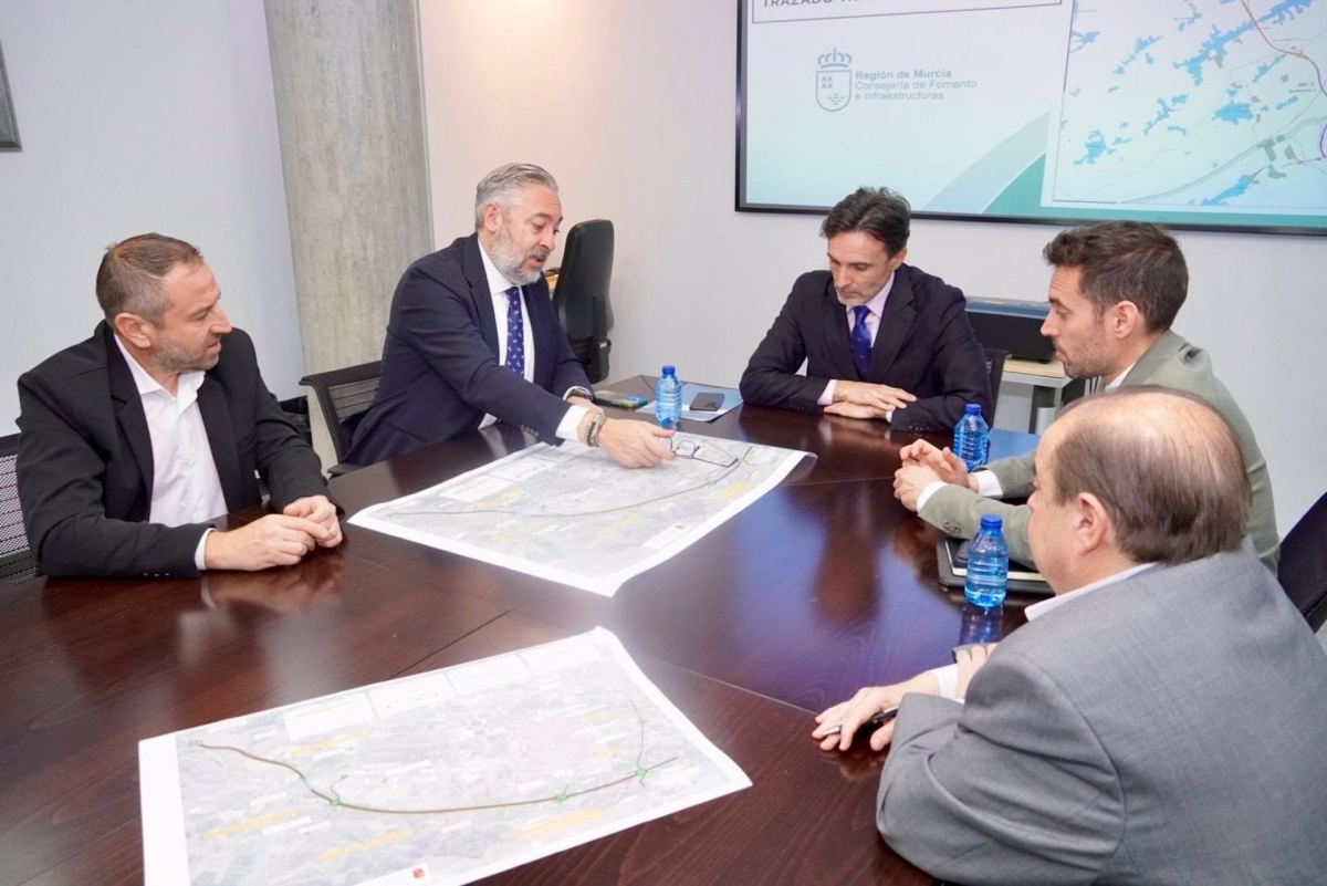 Reunión para hablar sobre el proyecto de trazado del tramo de la RM-1. - Foto: AYTO SANTOMERA.