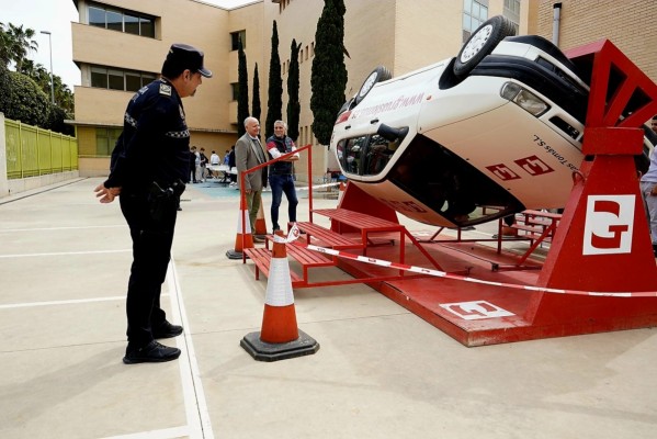 La Policía Local de Burriana imparte una sesión de educación vial al alumnado del IES LLombai