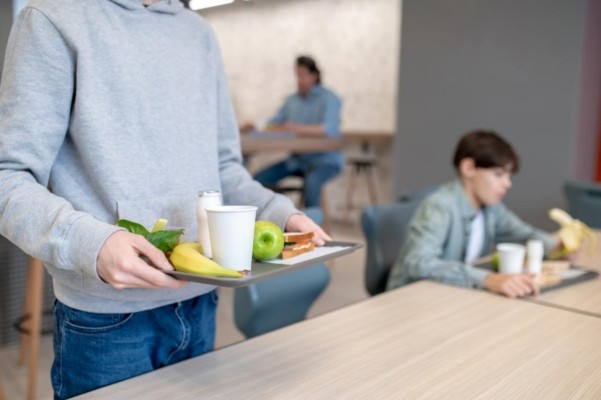 El Gobierno prohíbe por ley servir bebidas azucaradas y bollería en los comedores escolares