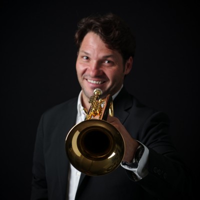 Raúl Junquera interpreta el exigente concierto para trompeta de Tomasi con la OV y Beatriz Fernández