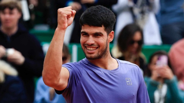 Carlos Alcaraz vence con más apuros de los previstos en la primera ronda del ATP 500 de Barcelona