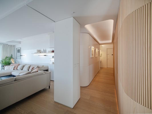 El lujo silencioso de esta casa en la Gran Vía de Murcia: totalmente forrada de madera y con grandes ventanales correderos