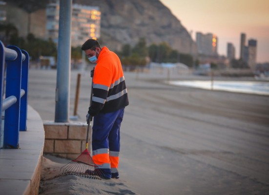 Alicante refuerza la limpieza en Semana Santa con un centenar de operarios y 60 equipos mecanizados