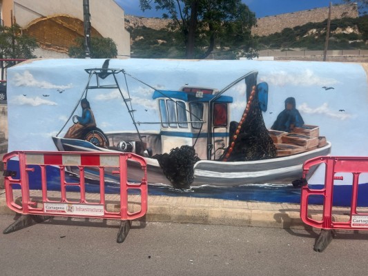 Santa Lucía estrena un mural que rinde homenaje a la subida del Nazareno y a la tradición pesquera del barrio cartagenero