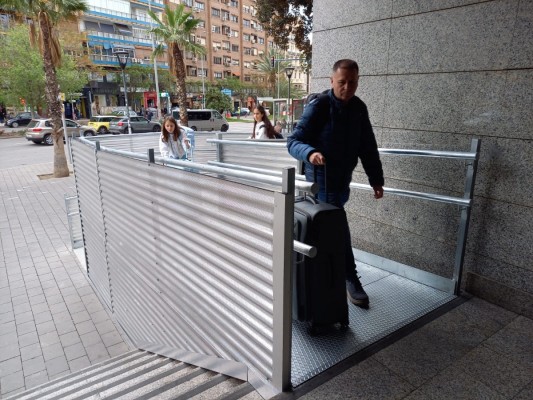 Adif suspende todos los servicios ferroviarios de todas las compañías y pide no ir a las estaciones