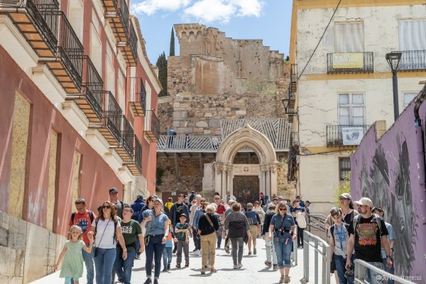 Cartagena, a reventar: así vive la ciudad un Miércoles Santo con récord de cruceristas y buen tiempo