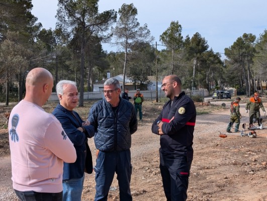 Bomberos forestales realizan tareas de protección de terreno urbanizado en Utiel ante incendios forestales