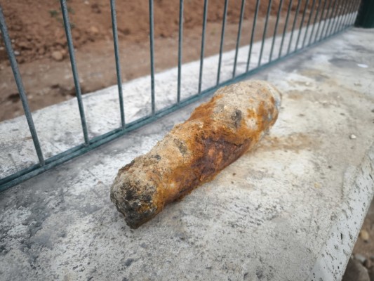 La Policía Local y la Guardia Civil hallan un obús de la Guerra Civil en la playa de Almassora