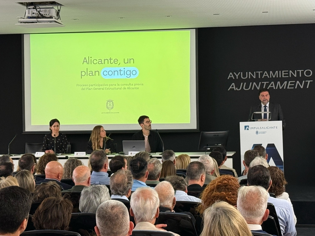 El alcalde de Alicante, Luis Barcala, durante la presentación del proceso participativo del PGE. - 