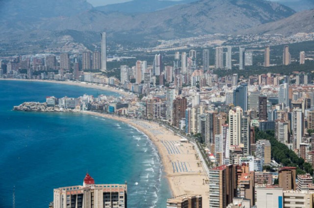 El PP y Vox pactan que la distancia mínima del litoral para edificar hoteles sea de 200 m

