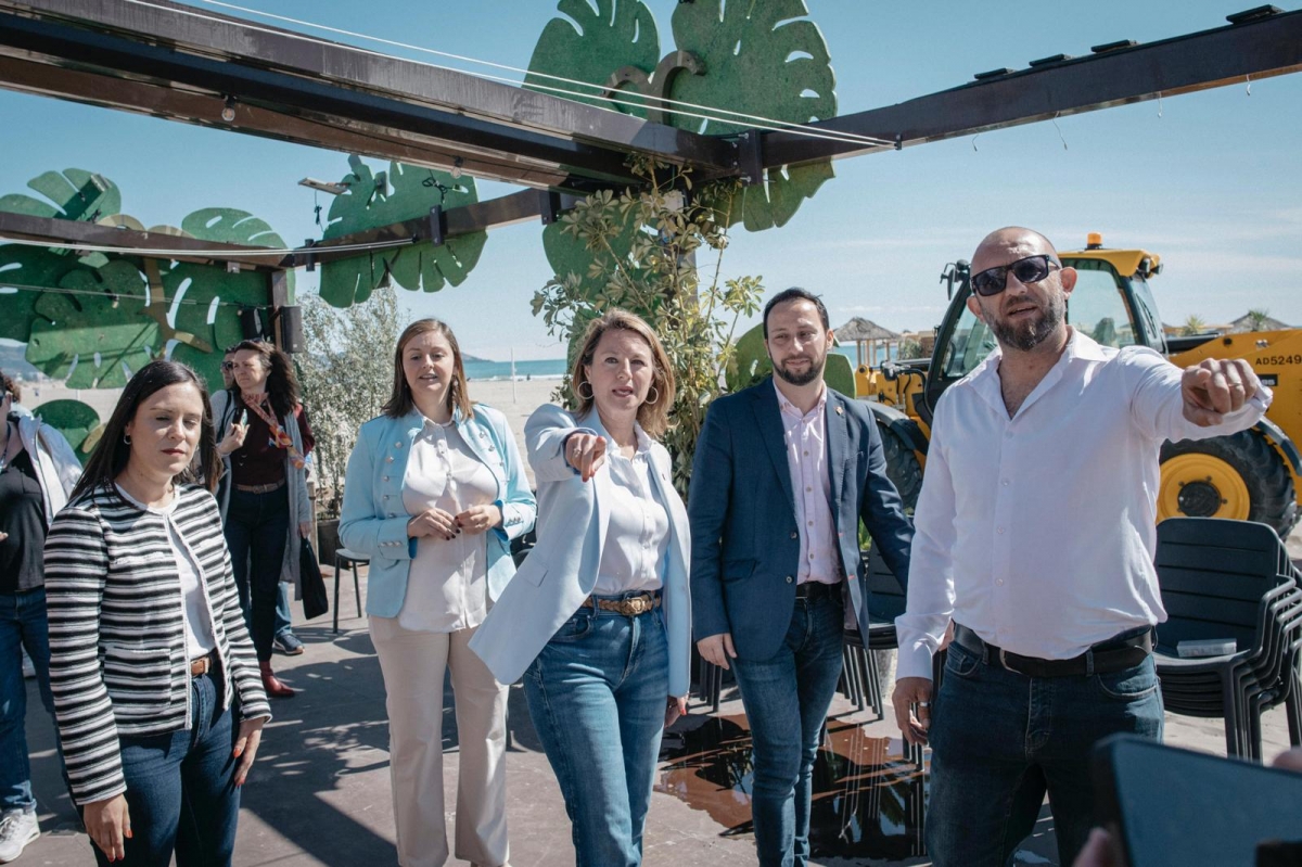 La alcaldesa de Castelló, durante la visita a los chiringuitos de playa. - Foto: AYUNTAMIENTO CASTELLÓ La alcaldesa de Castelló, durante la visita a los chiringuitos de playa.