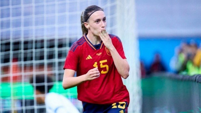 Eva Navarro, delantera del Madrid y campeona mundial, en un clínic en Alhama