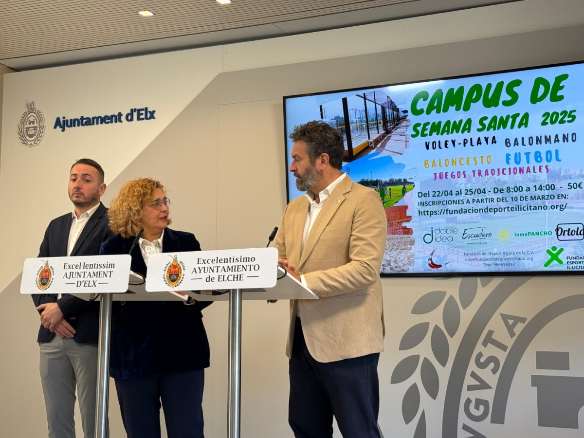 Pérez, junto a la presidenta Isabel Antón y el concejal José Antonio Román. - AP