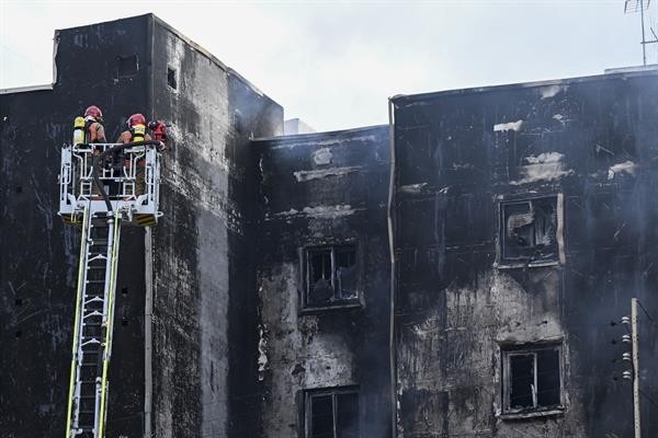 Un incendio calcina un edificio en Castelló y obliga a realojar a diez vecinos