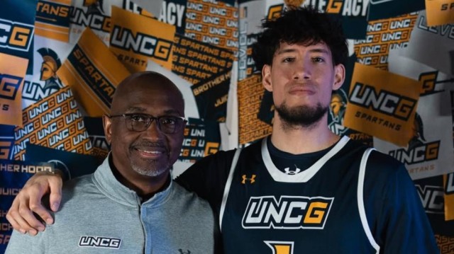 El murciano Eddy Valentino Pinedo jugará en la Universidad de North Carolina Greensboro