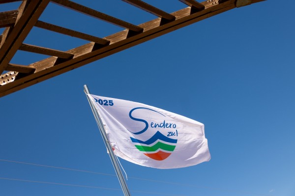El galardón Sendero Azul 2025 ondea ya en la entrada de la Ruta al Faro de l’Albir