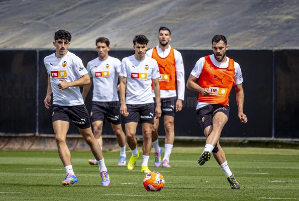 El Valencia completa la penúltima sesión antes de viajar a Vallecas con todos disponibles
