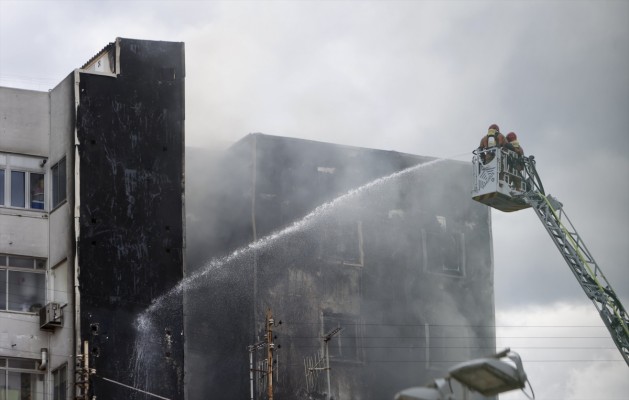 El fuego de Castelló ha afectado a 10 pisos y se inició en el bajo del patio de luces por causas que se investigan