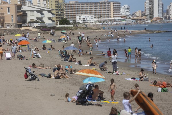 Fotogalería | Playas llenas y terrazas abarrotadas en La Manga y Cabo de Palos por Semana Santa