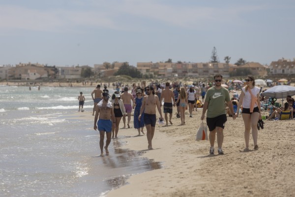La vuelta al buen tiempo pone a rebosar las playas de Cartagena y la hostelería adelanta su agosto