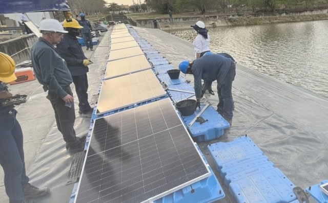 Isigenere pone sus sistemas de energía renovable flotante en un proyecto en Yurbaqua, en Colombia