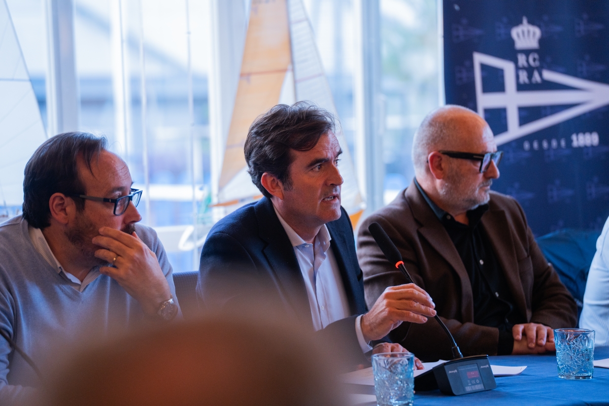 Los miembros de la directiva actual del RCRA en la asamblea informativa.