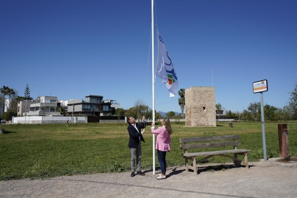 Burriana iza la bandera del Sendero Azul que cataloga al Clot de la Mare de Déu como uno de los mejores parajes naturales del país