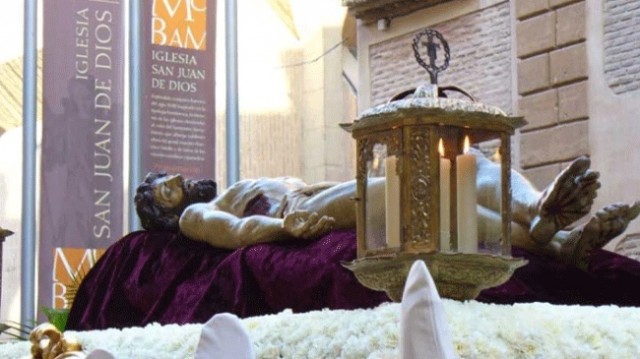 El Cristo Yacente y Nuestra Señora del Rosario protagonizan el Sábado Santo en la ciudad de Murcia