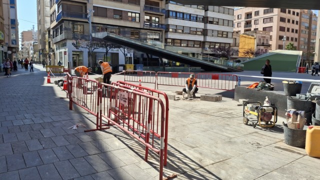 Vila-real invierte 1.000 euros en reponer las piezas del firme más dañadas de la plaza Mayor