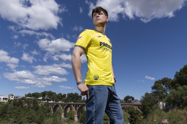 El Villarreal estrena con la Real un parche homenaje a la ciudad: 'Gent de la nostra Vila'