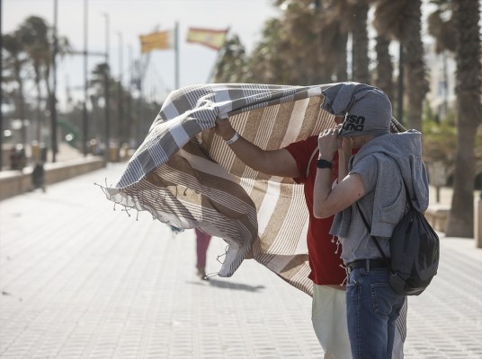 El viento deja rachas de 108 km/h en la Comunitat con riesgo de caída de farolas, ramas y toldos