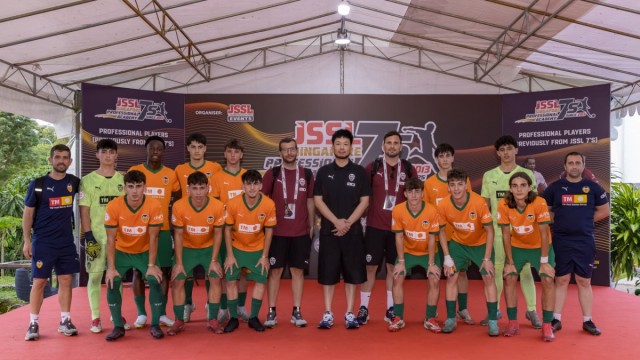 Kiat Lim visita a los equipos de categorías inferiores que juegan un torneo en Singapur