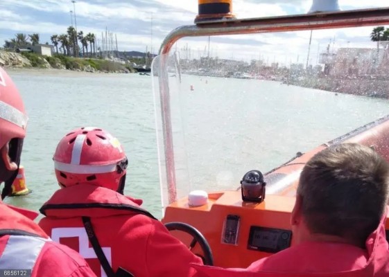 Rescatado un bañista a bordo de un hinchable en una playa de Guardamar