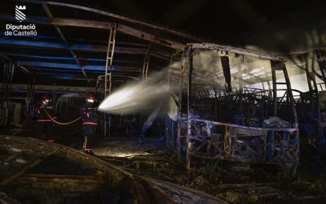 Los bomberos extinguen un incendio en una empresa de autobuses de la Vall d'Uixó con 8 vehículos afectados
