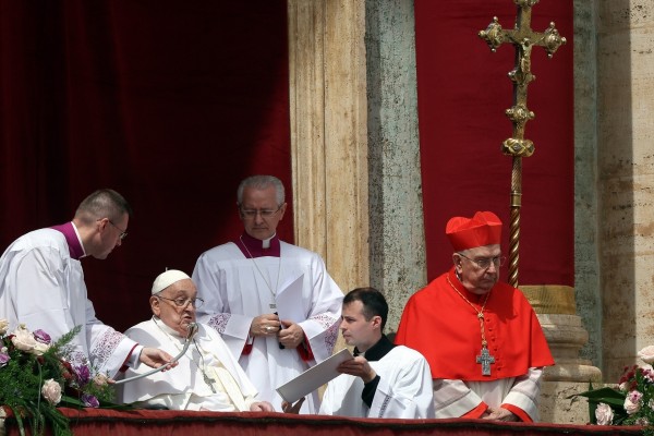 El Papa imparte la bendición 'Urbi et Orbi' y desea 