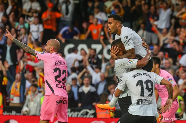 El Valencia empató en el 93 en la última visita del Espanyol con la permanencia en juego